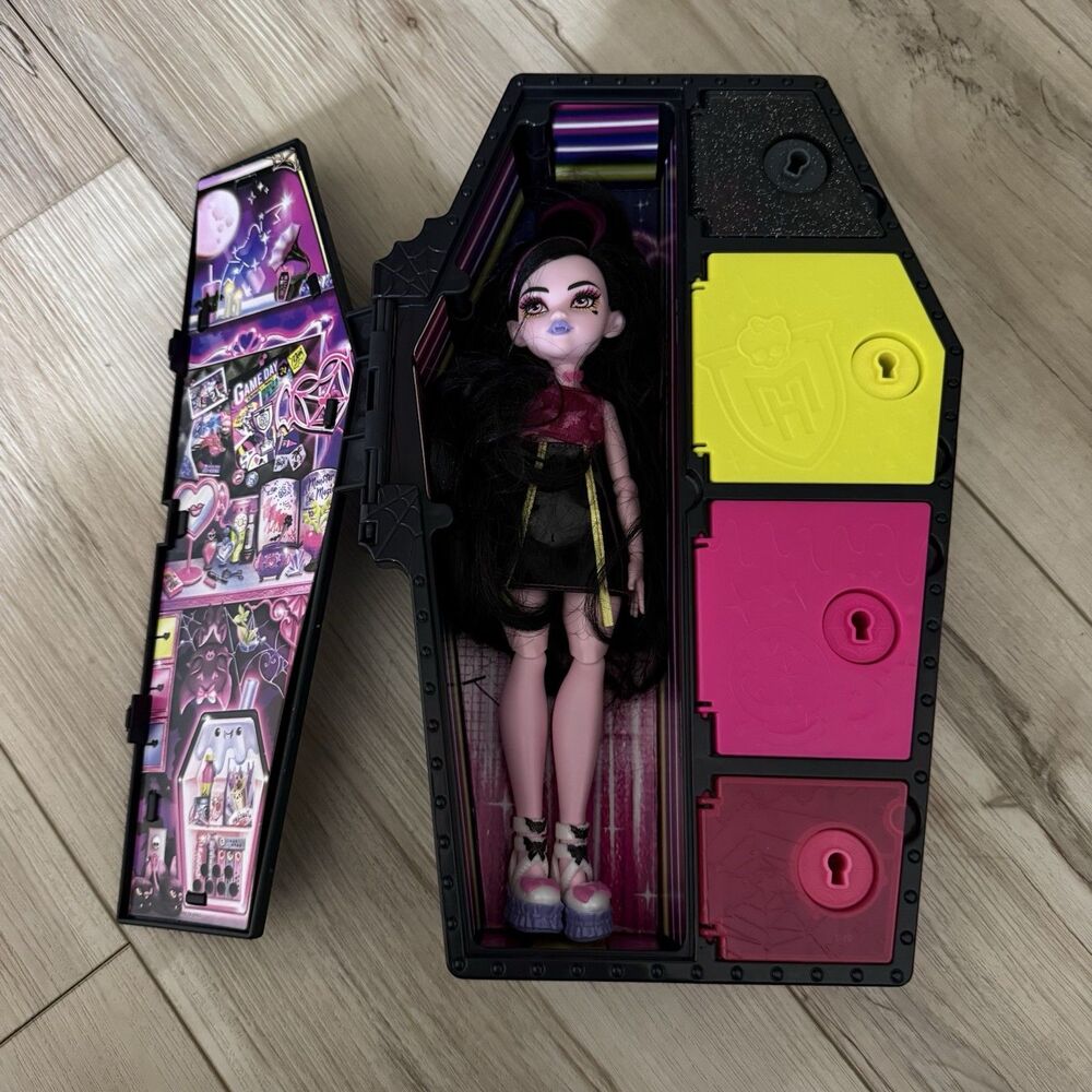 MONSTER HIGH Skulltimate Secrets Neon Frights DRACULAURA Vampire Locker
